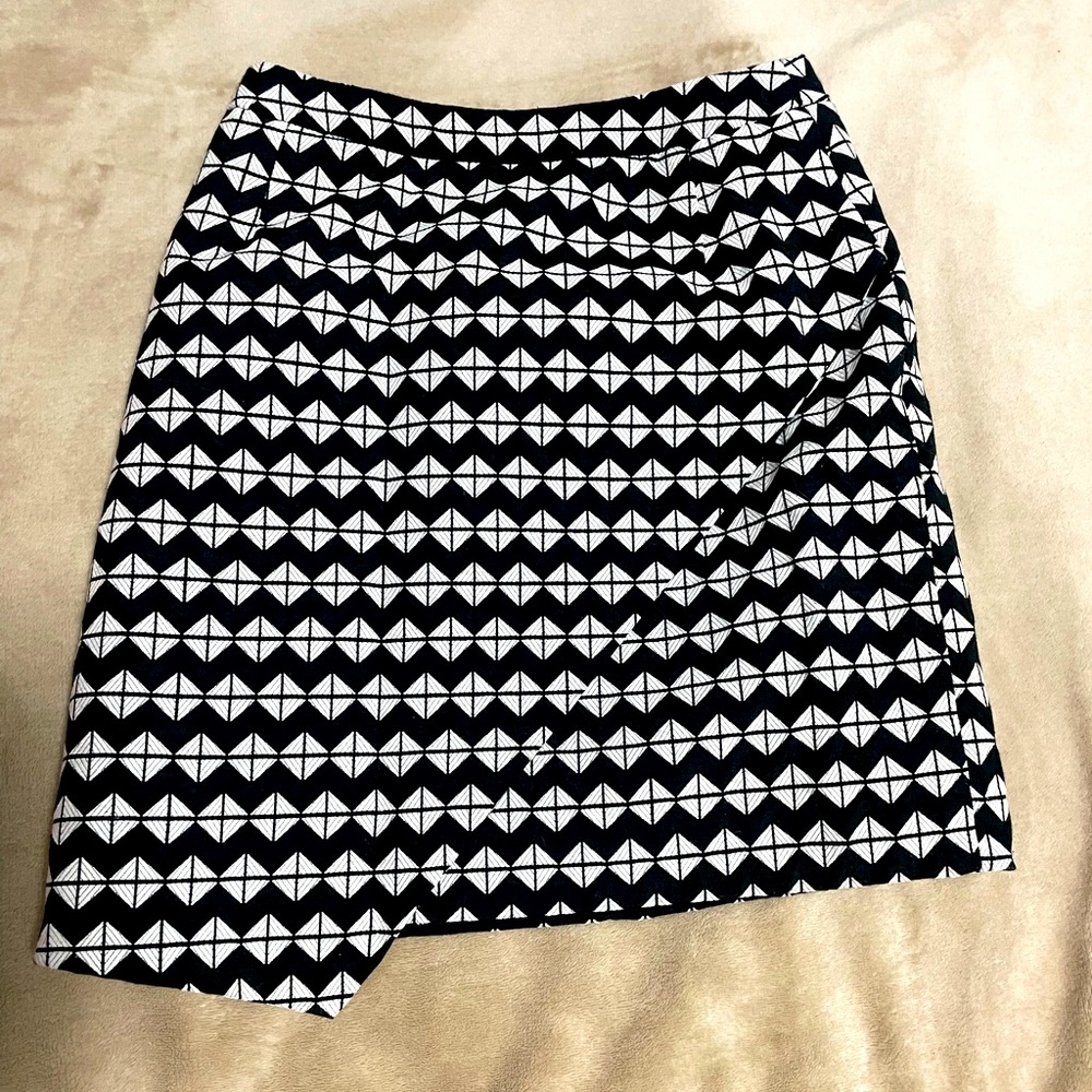 H&M black and white skirt with gold zipper